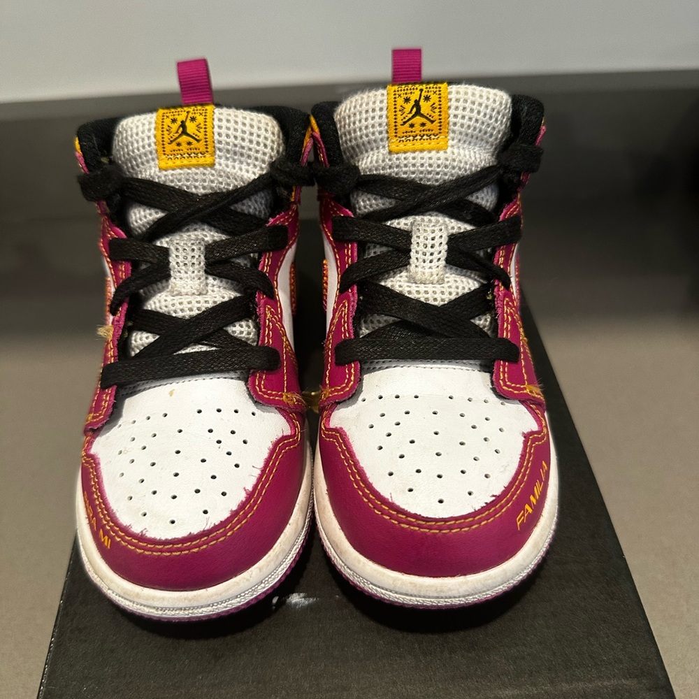 Kids' White and Pink Nike Air Jordan 1 Mid DOD Para mi sz 8 TD Familia Sneakers